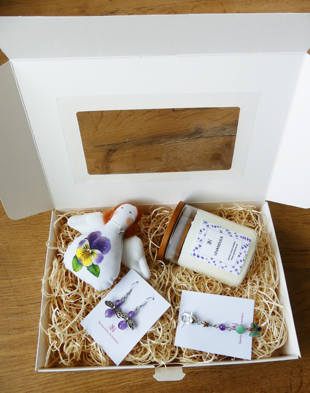 Handmade fialový darčekový box s náušnicami, sviečkou, kľúčenkou a dekoračným anjelom