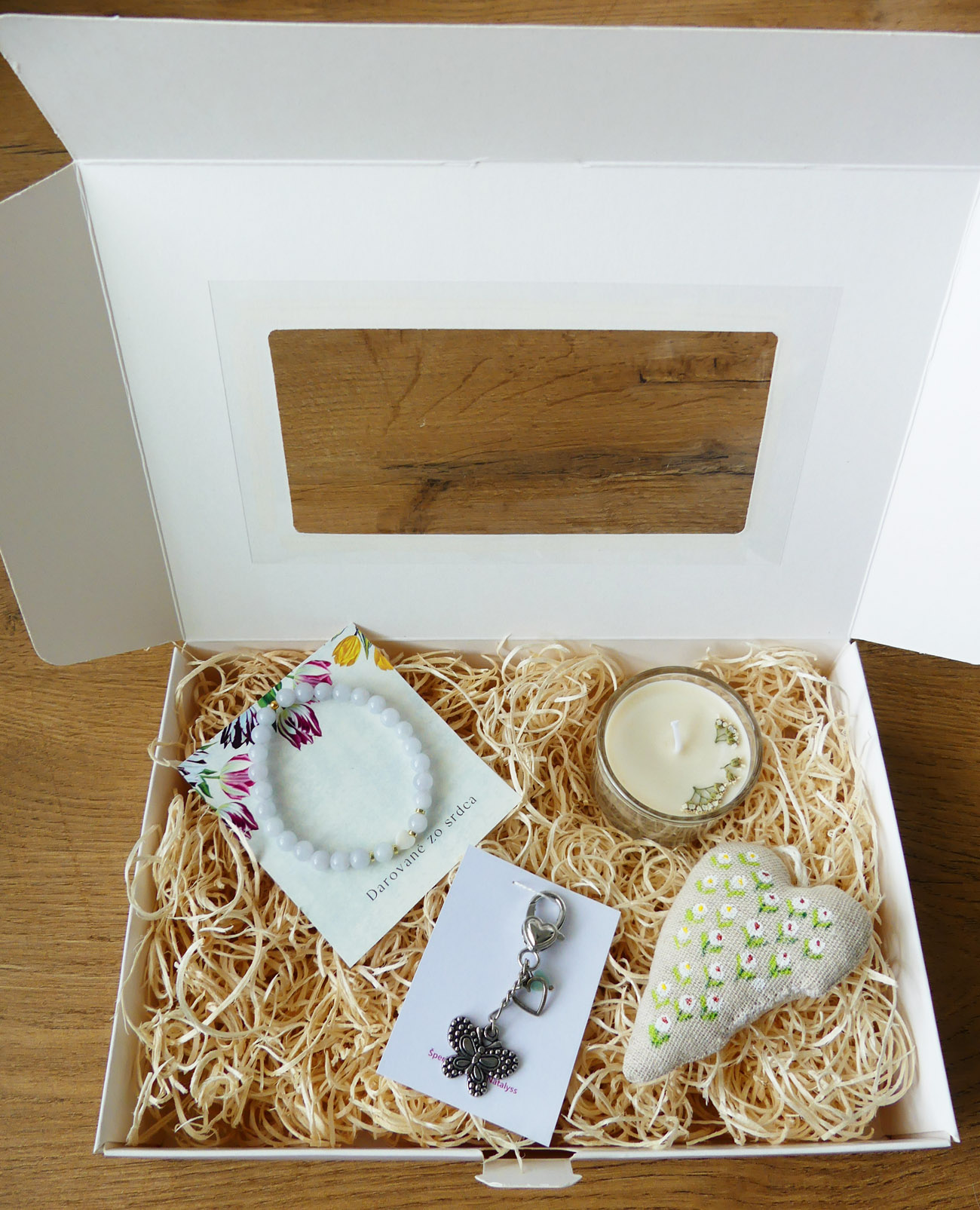 Handmade darčekový box s náramkom, sviečkou, kľúčenkou a dekoračným srdiečkom