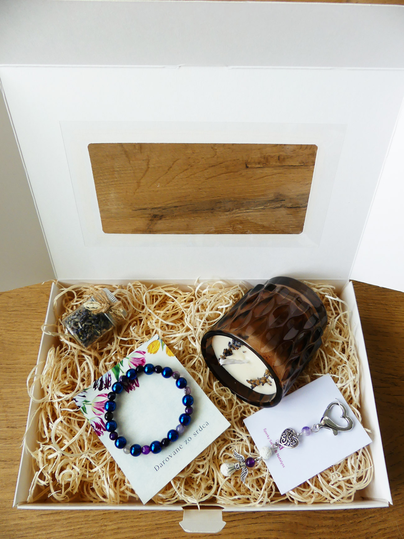 Handmade levanduľový darčekový box s náramkom, sviečkou, kľúčenkou a dekoráciou