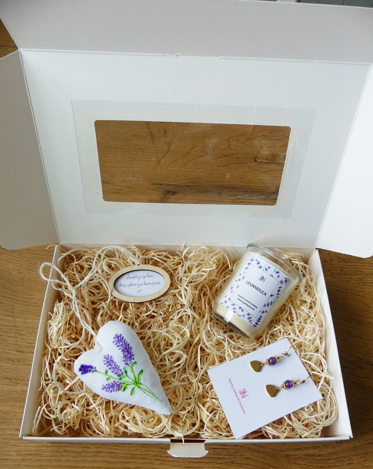 Handmade levanduľový darčekový box s náušnicami, sviečkou a dekoráciami