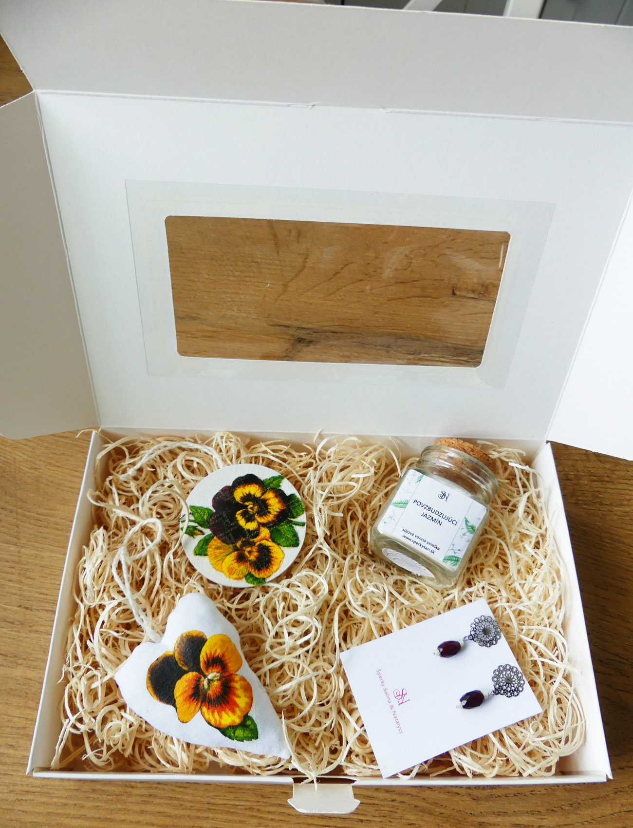 Handmade sirôtkový darčekový box s náušnicami, sviečkou a dekoráciami