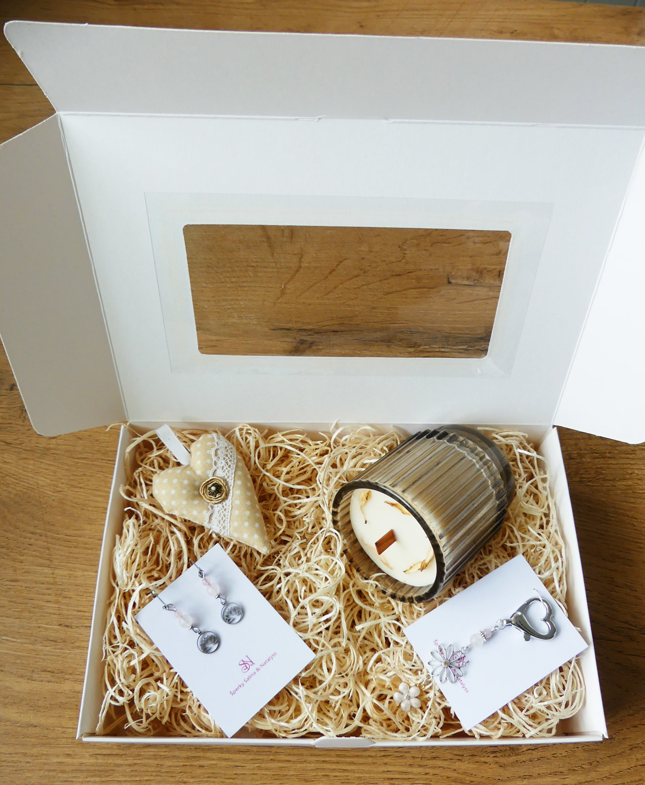 Handmade darčekový box s náušnicami, sviečkou, kľúčenkou a dekoráciou