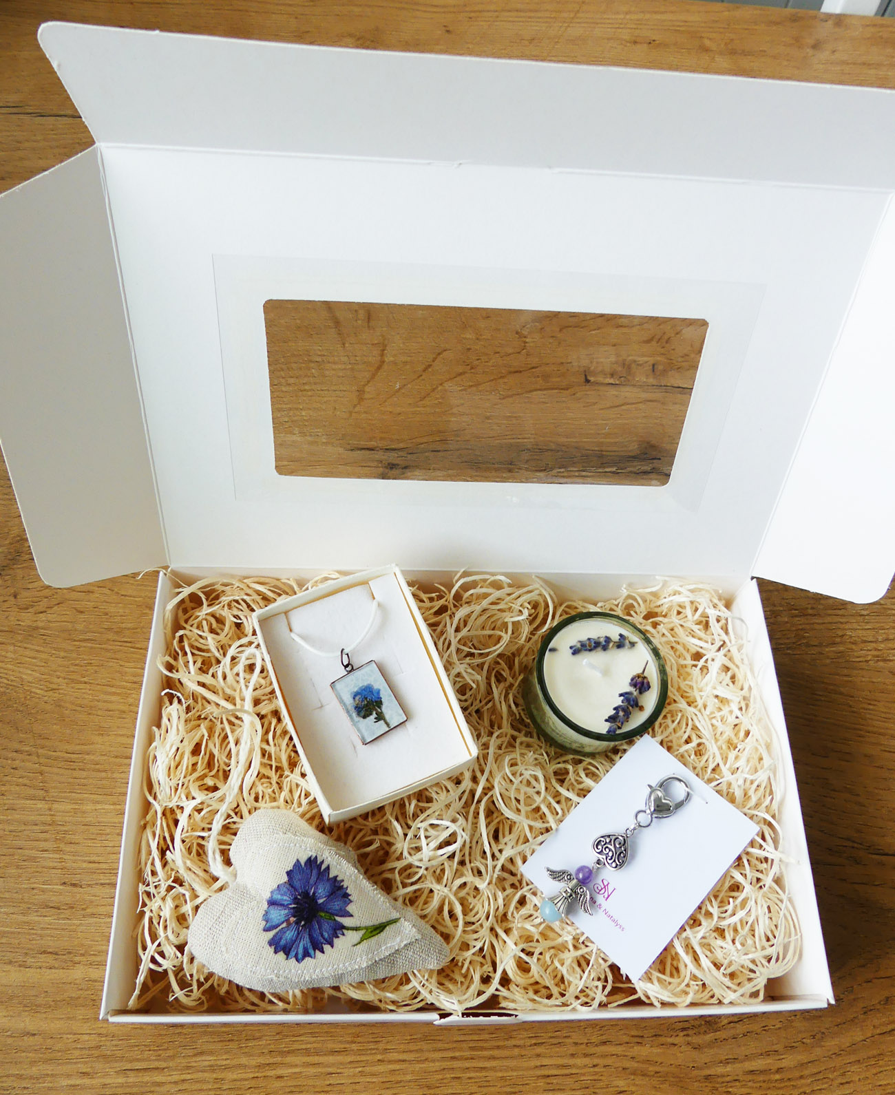 Handmade modrý darčekový box s príveskom, sviečkou, kľúčenkou a dekoráciou