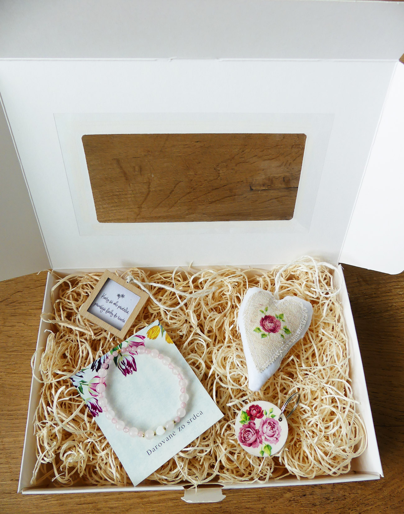 Handmade ružičkový darčekový box s náramkom, kľúčenkou a dekoráciami