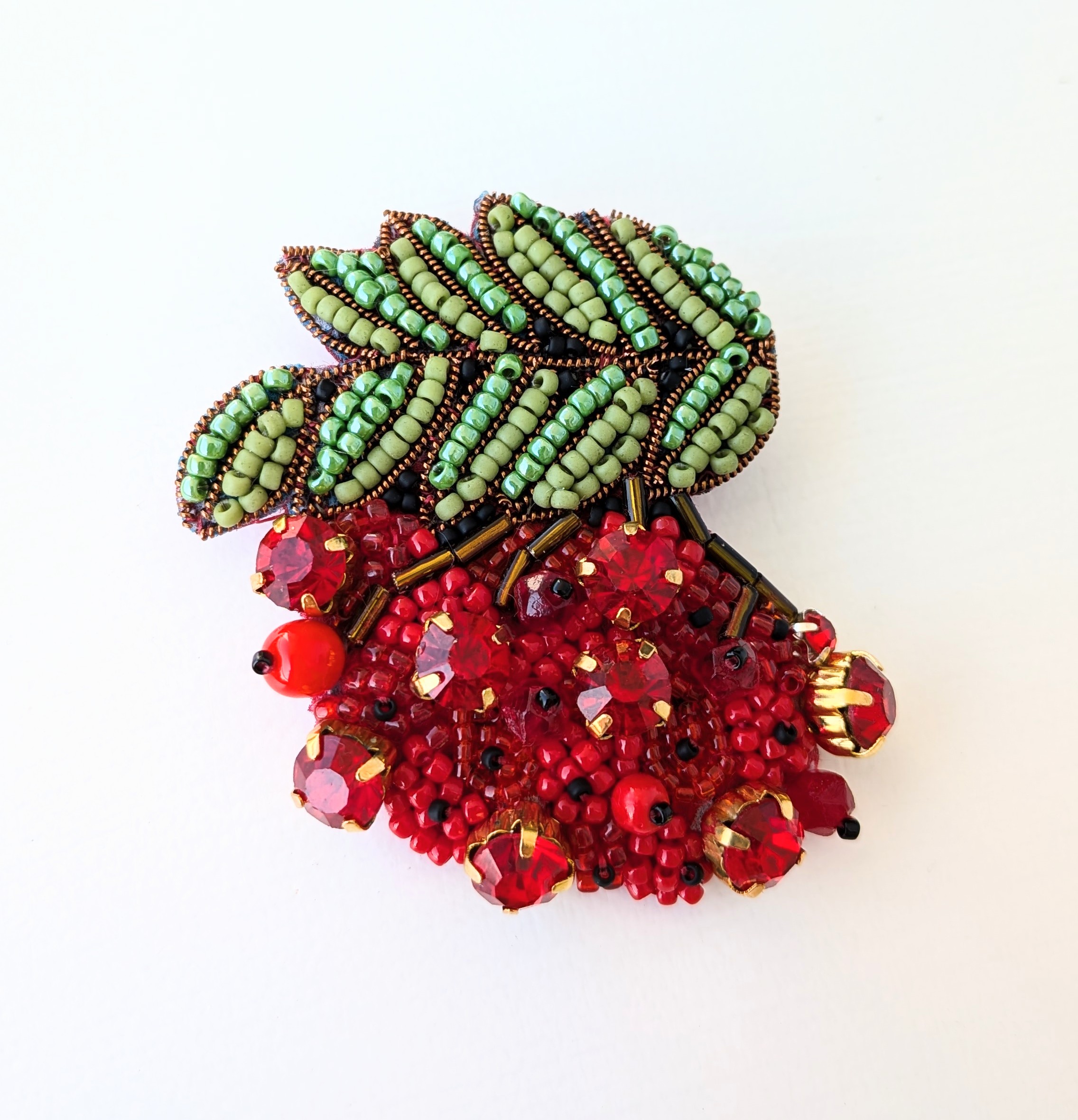 Handmade šitá korálková brošňa jarabina