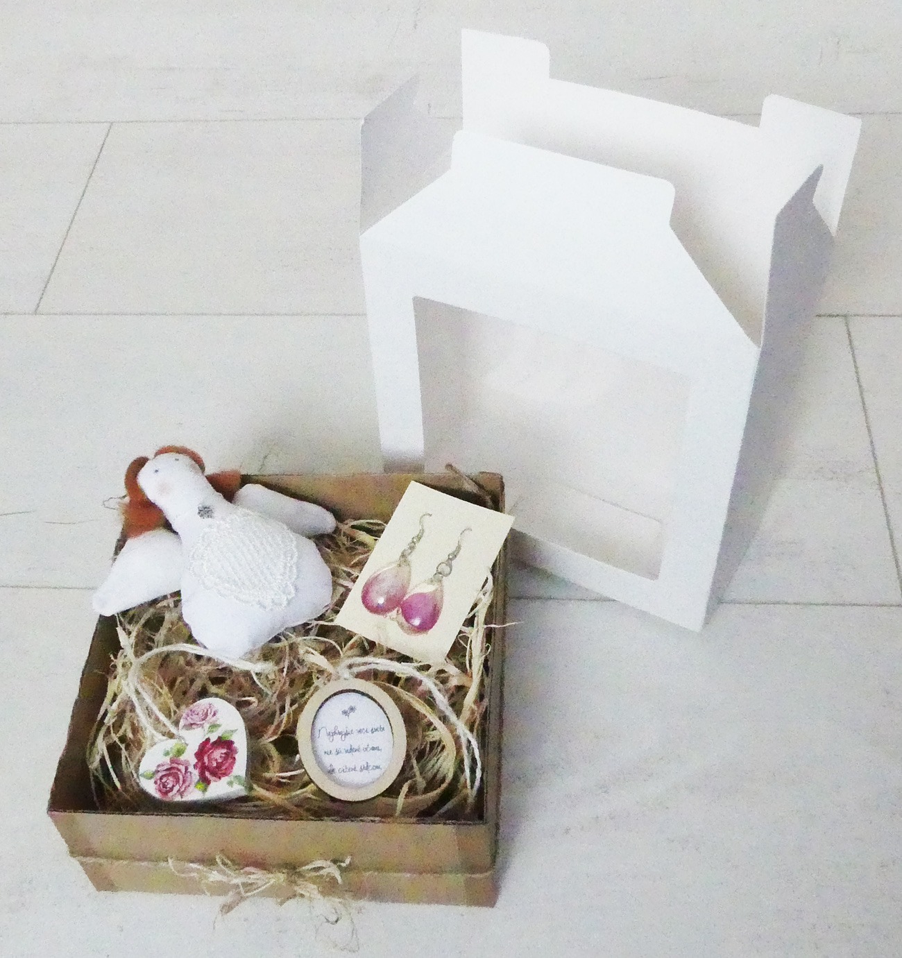 Ružový darčekový box s anjelikom, náušnicami a dekoráciami