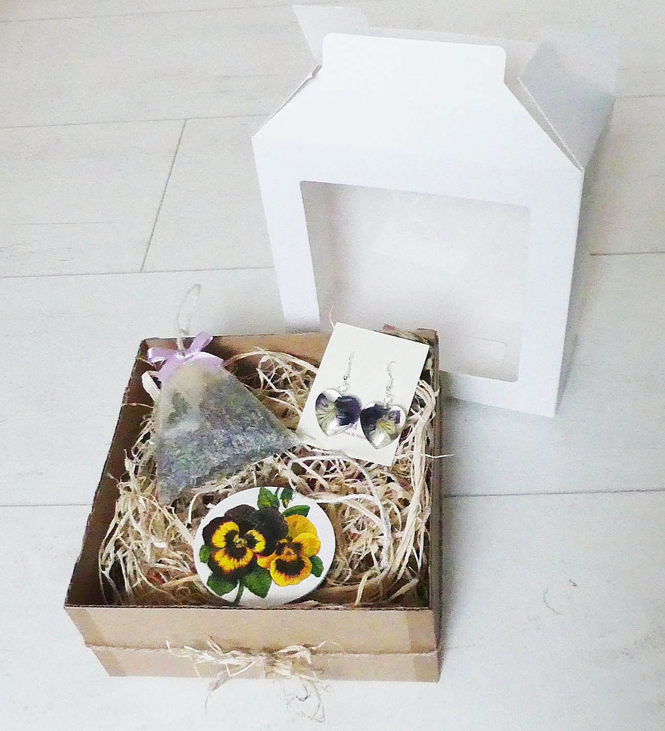 Darčekový box so sirôtkovými náušnicami, dekoráciou a levanduľovým vrecúškom
