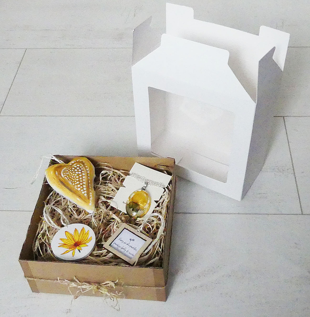 Žltý darčekový box s levanduľovým srdiečkom, príveskom, citátom a dekoráciou