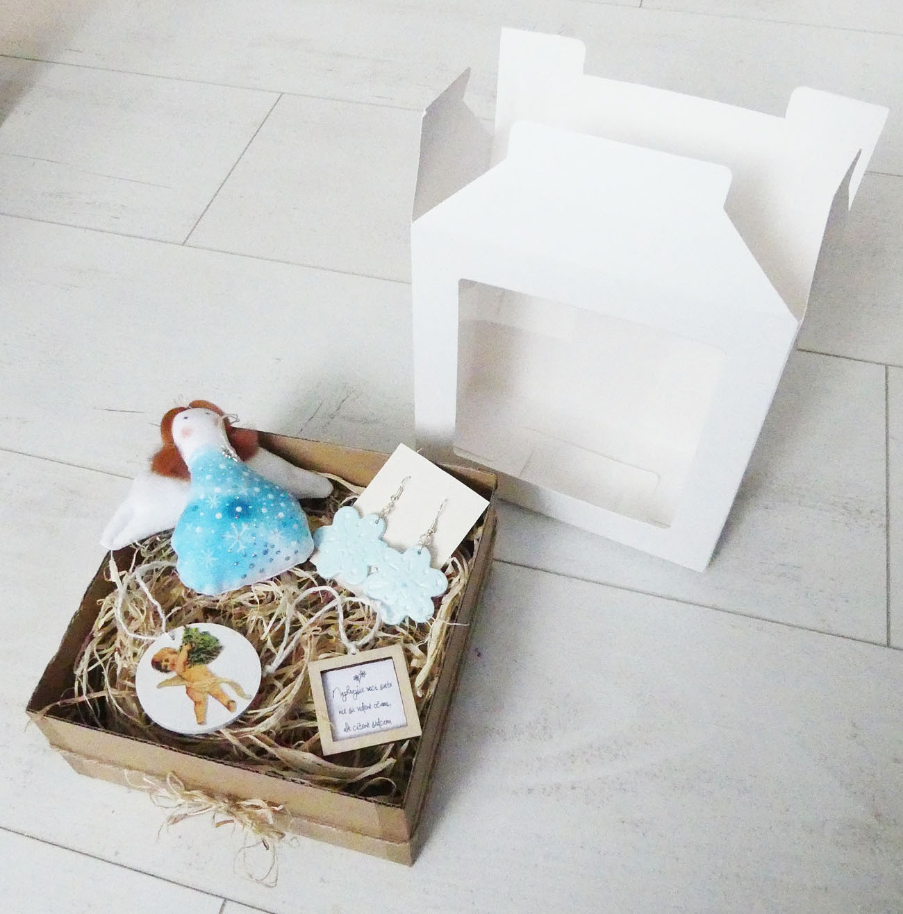 Zimný handmade darčekový box s náušnicami a dekoráciami