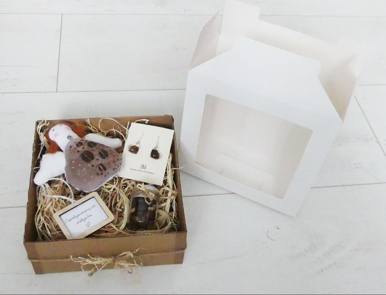 Handmade darčekový box pre kávičkárku s anjelikom, náušnicami a citátom