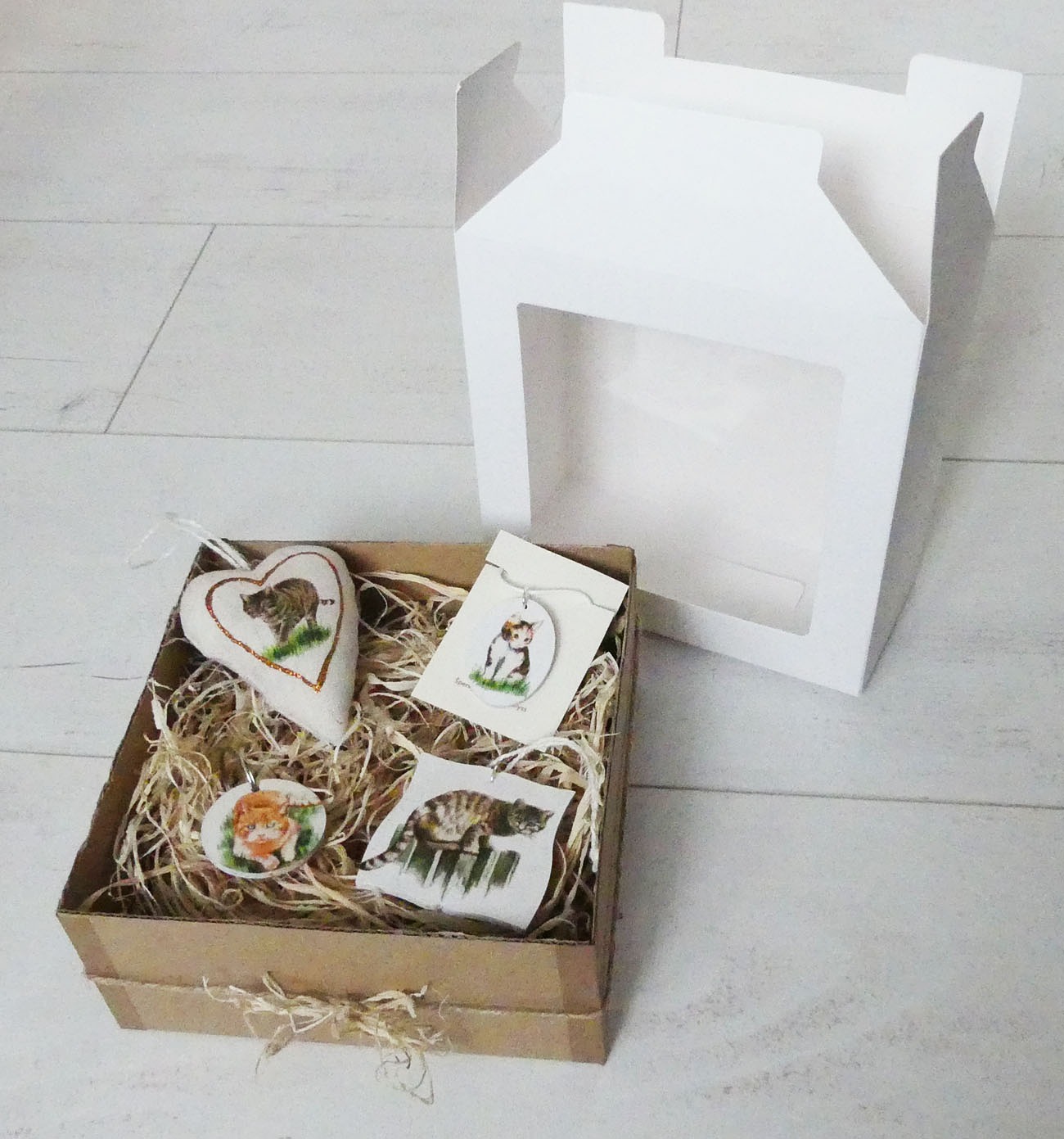 Handmade darčekový box pre milovníčky mačiek s príveskom, kľúčenkou a dekoráciou