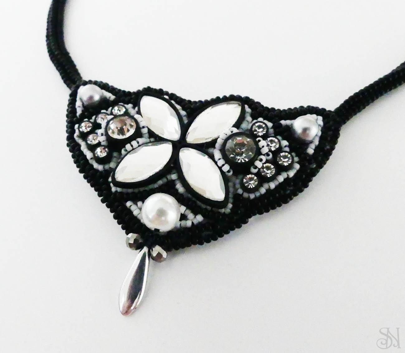 Elegantný čierno-biely šitý náhrdelník s krištálmi 