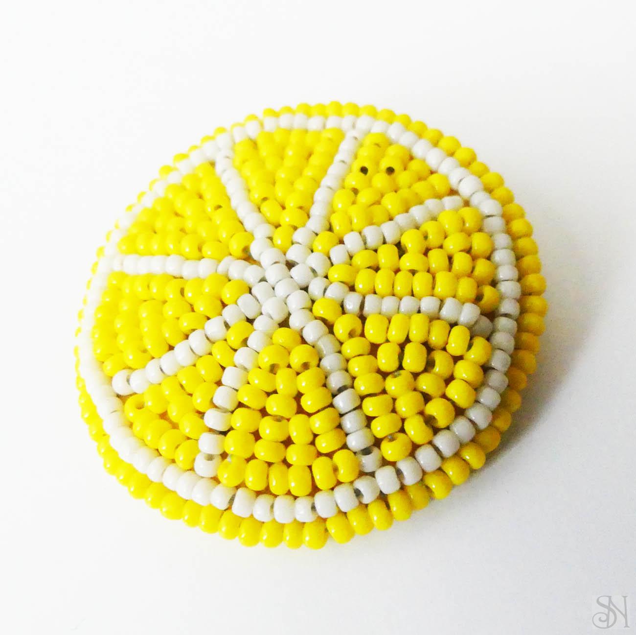 Handmade šitá korálková brošňa citrón