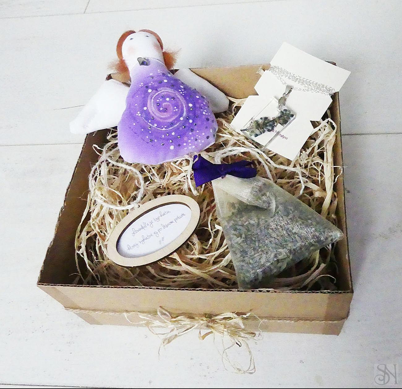Levanduľový darčekový box s anjelikom, príveskom, citátom a vrecúškom