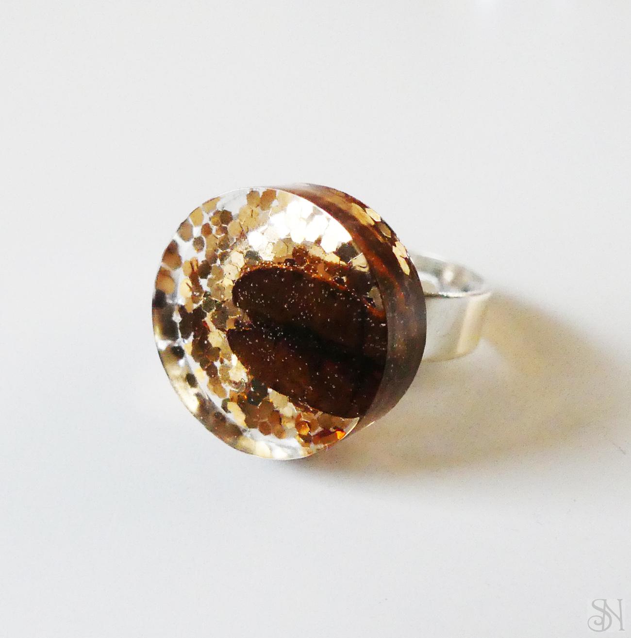 Handmade živicový kruhový prsteň s kávovým zrnom