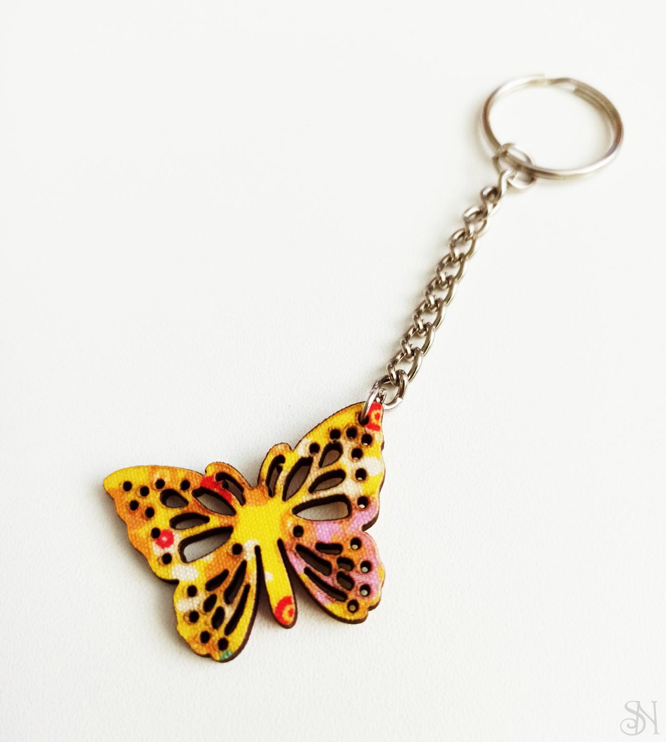 Handmade kľúčenka s motívom farebného motýľa