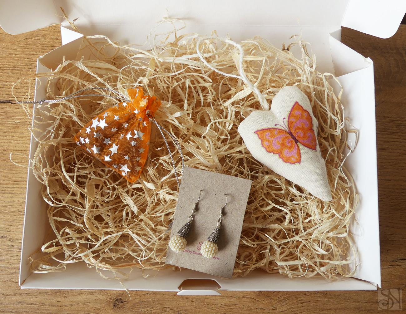 Oranžový darčekový box pre ženy s náušnicami a dekoráciami