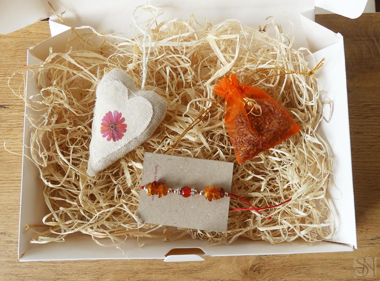 Oranžový darčekový box pre ženy s náramkom a dekoráciami