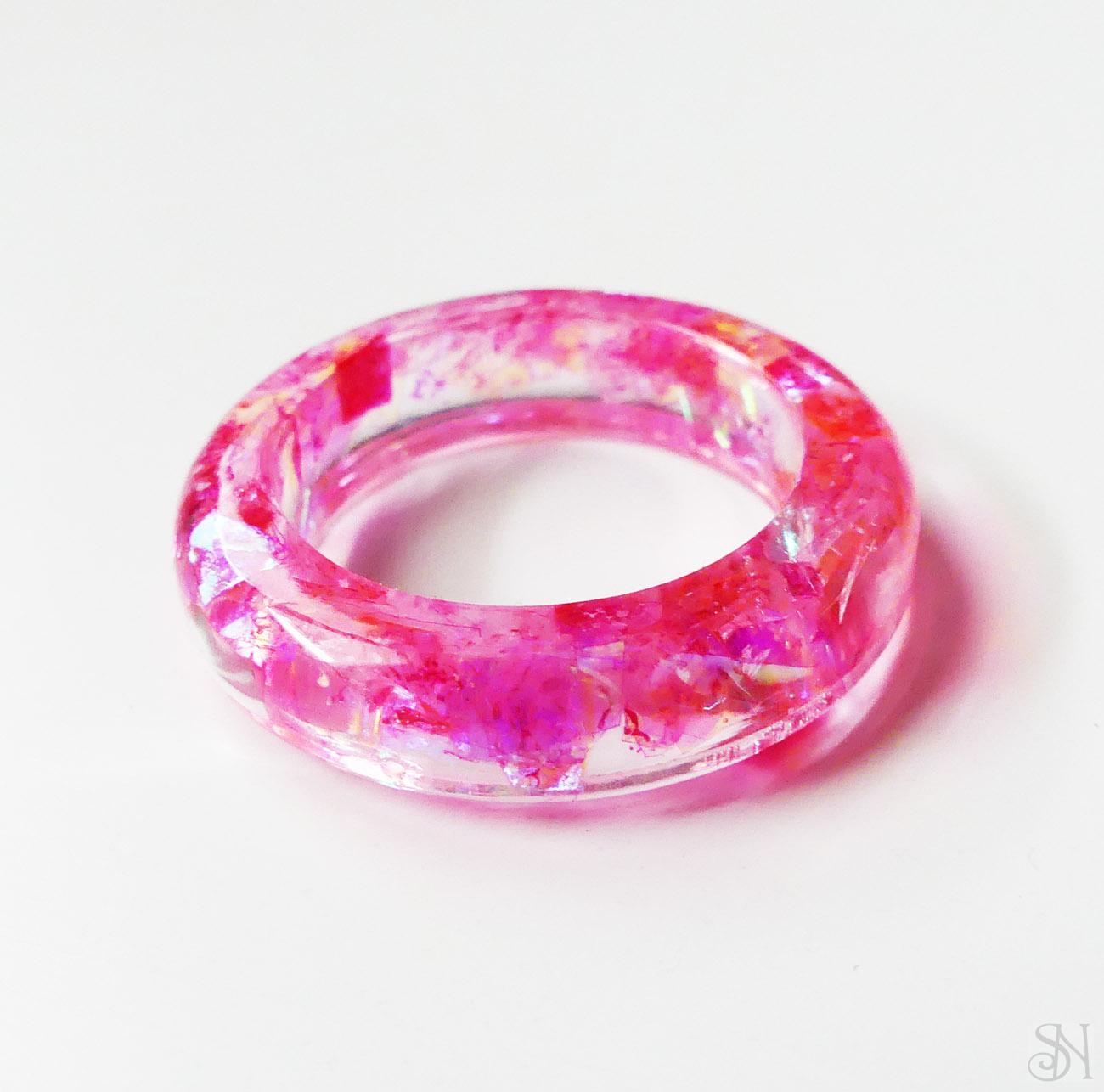 Živicový prsteň s červeno-ružovými holografickými trblietkami