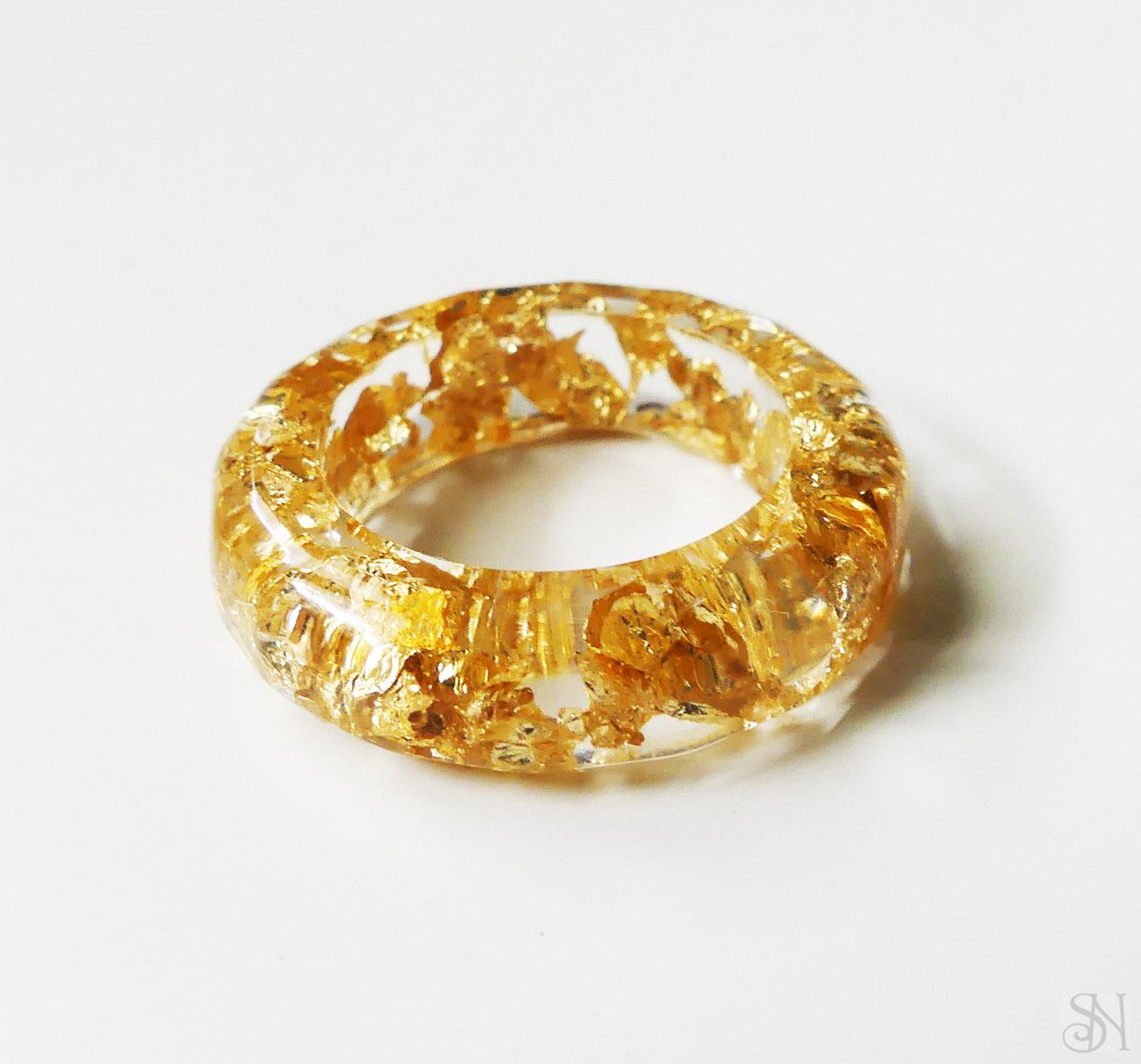 Živicový prsteň so zlatými kovovými fóliami