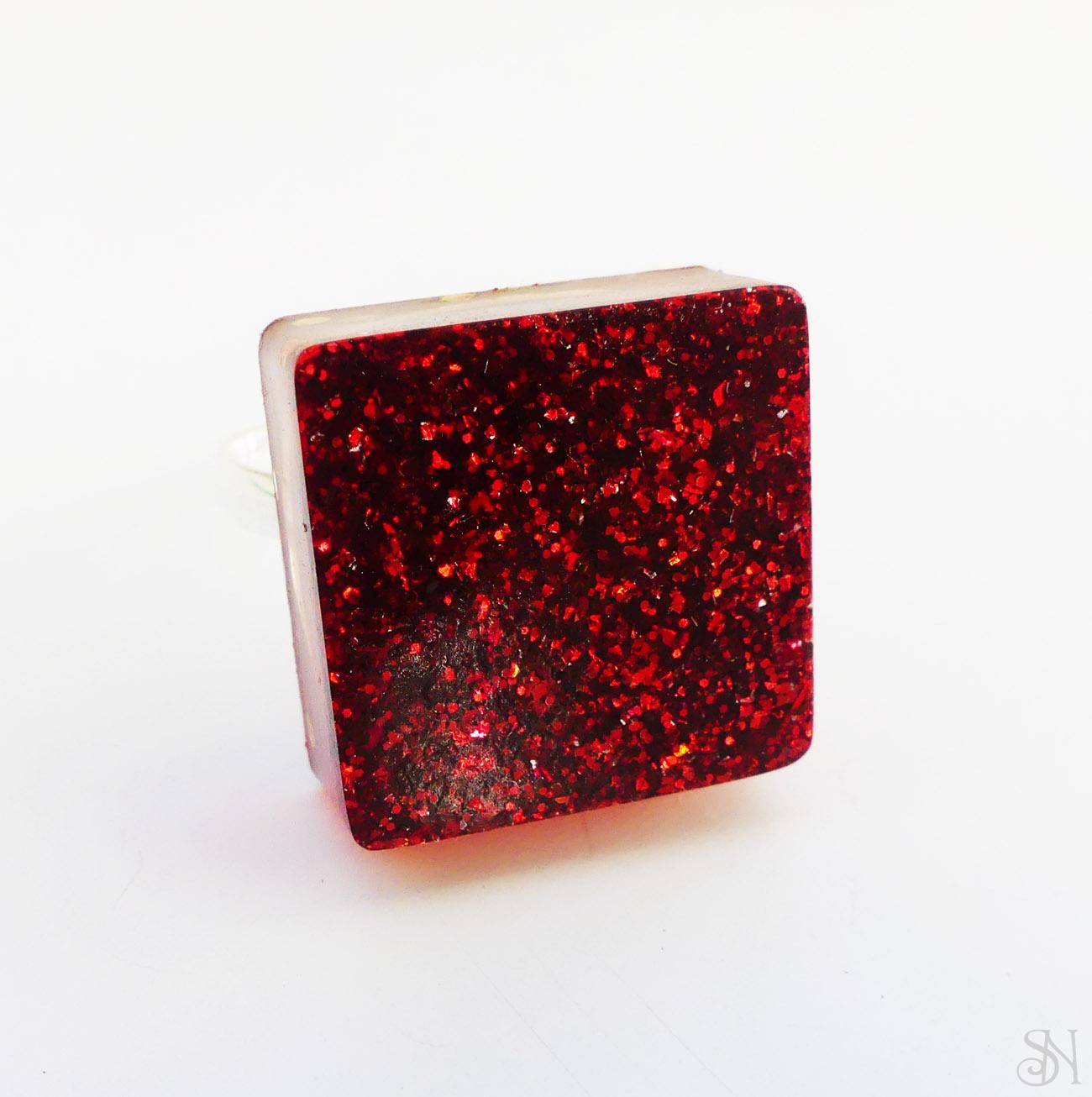 Handmade živicový štvorcový prsteň s červenými trblietkami 