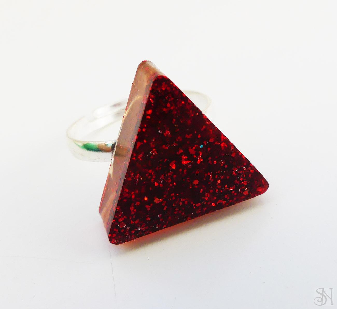 Handmade živicový trojuholníkový prsteň s červenými trblietkami 