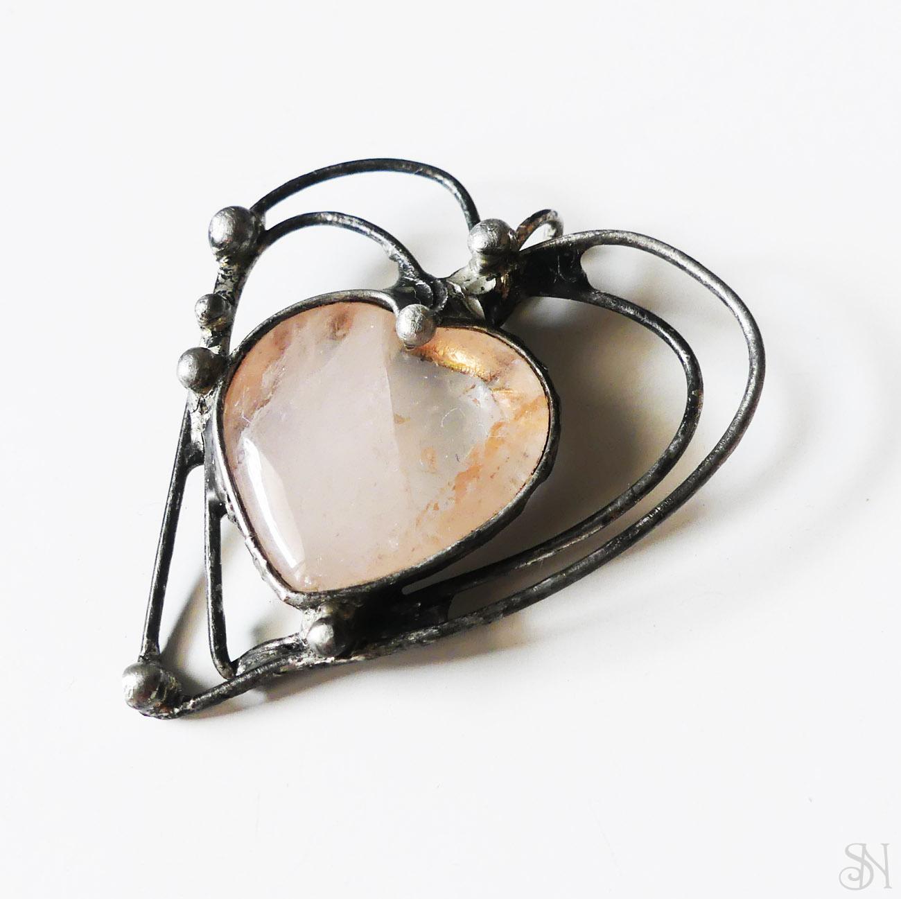 Cínovaný tiffany prívesok srdce s liečivým kameňom ruženínom 
