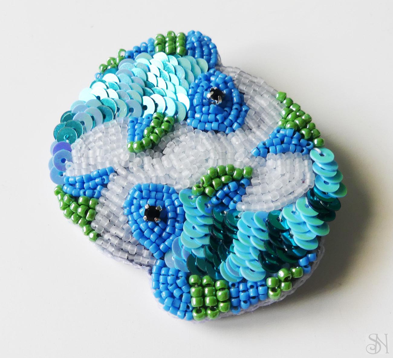 Handmade šitá korálková brošňa pre znamenie zverokruhu - ryby