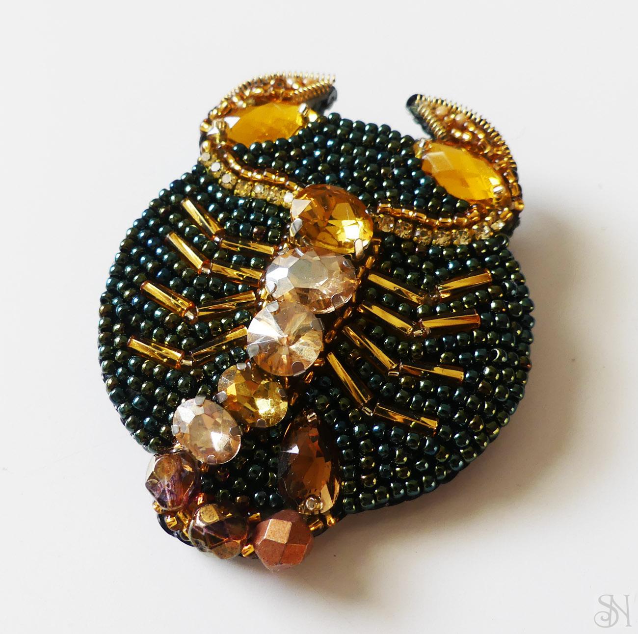 Handmade šitá korálková brošňa pre znamenie zverokruhu - škorpión