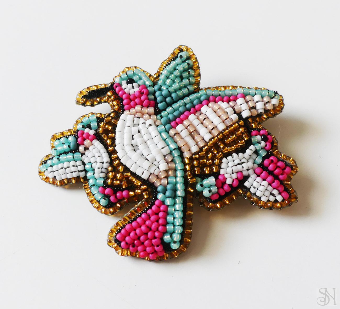 Handmade šitá korálková brošňa kolibríky