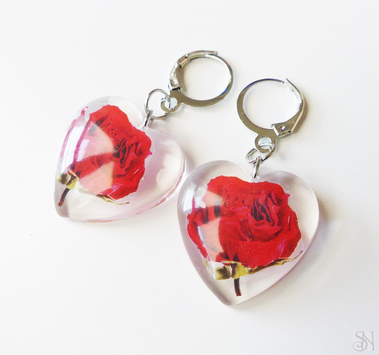 Červené srdcové náušnice zo živice s ružami - chirurgická oceľ