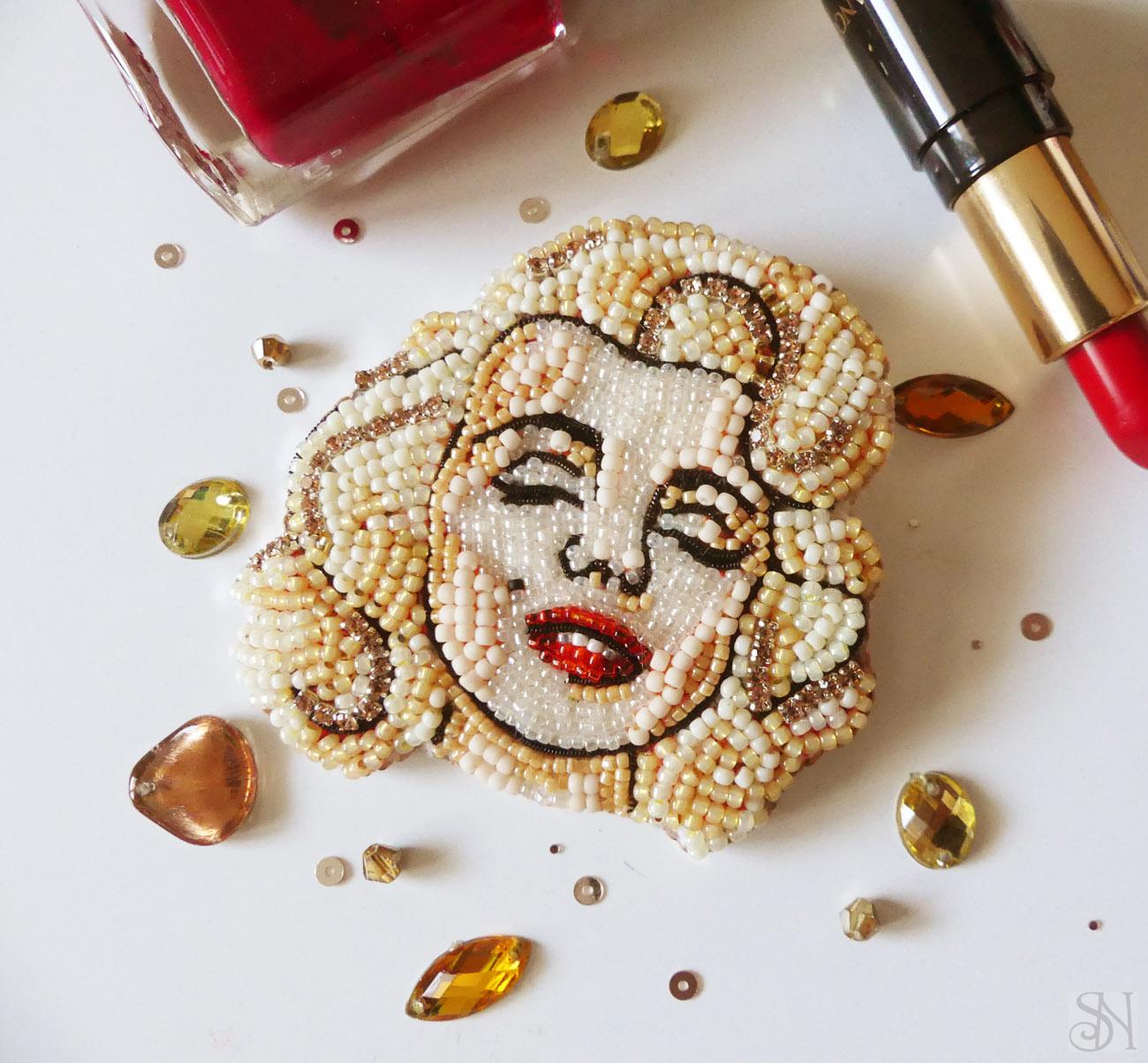 Handmade šitá korálková brošňa Marilyn Monroe