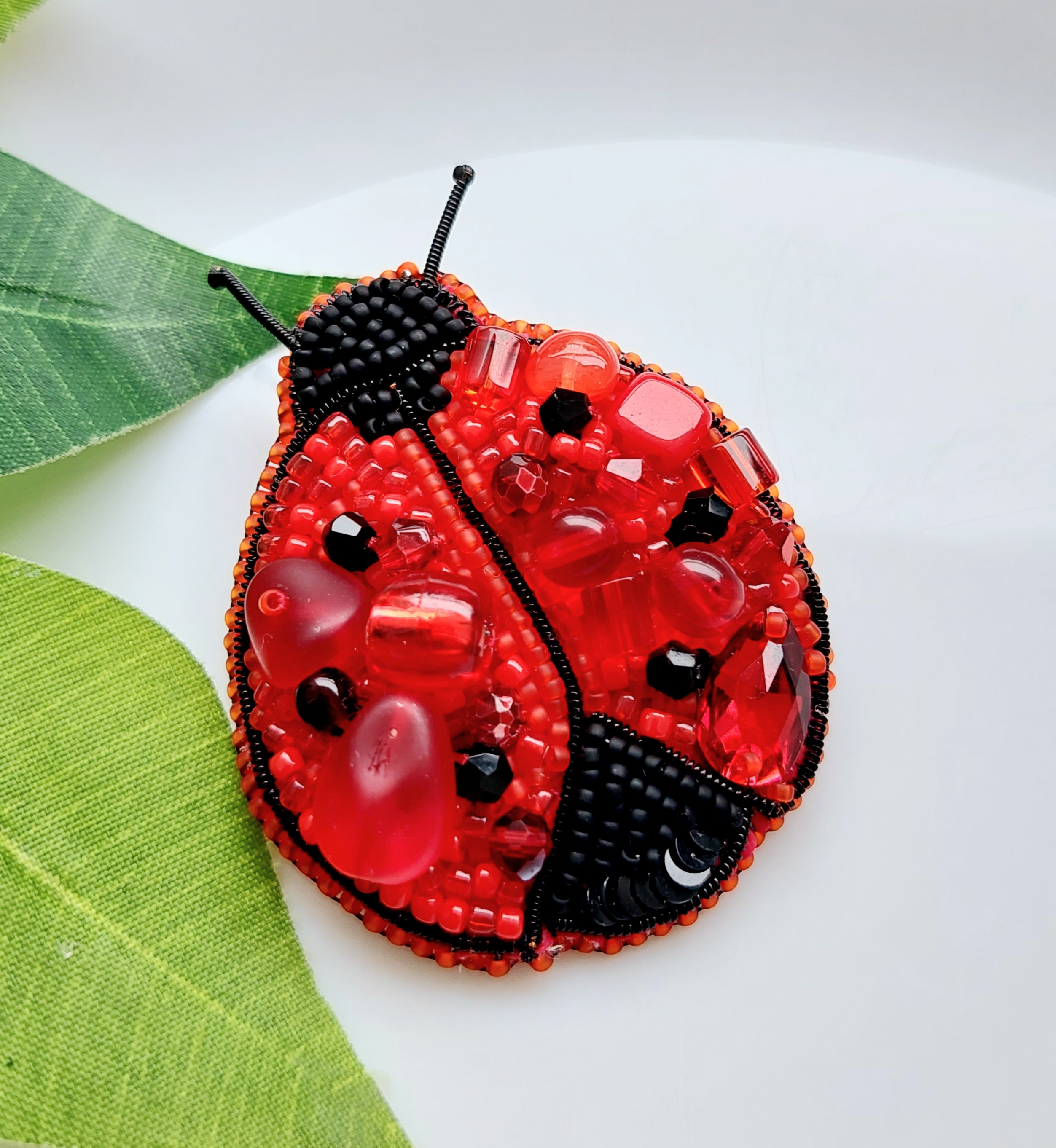 Handmade šitá korálková brošňa lienka