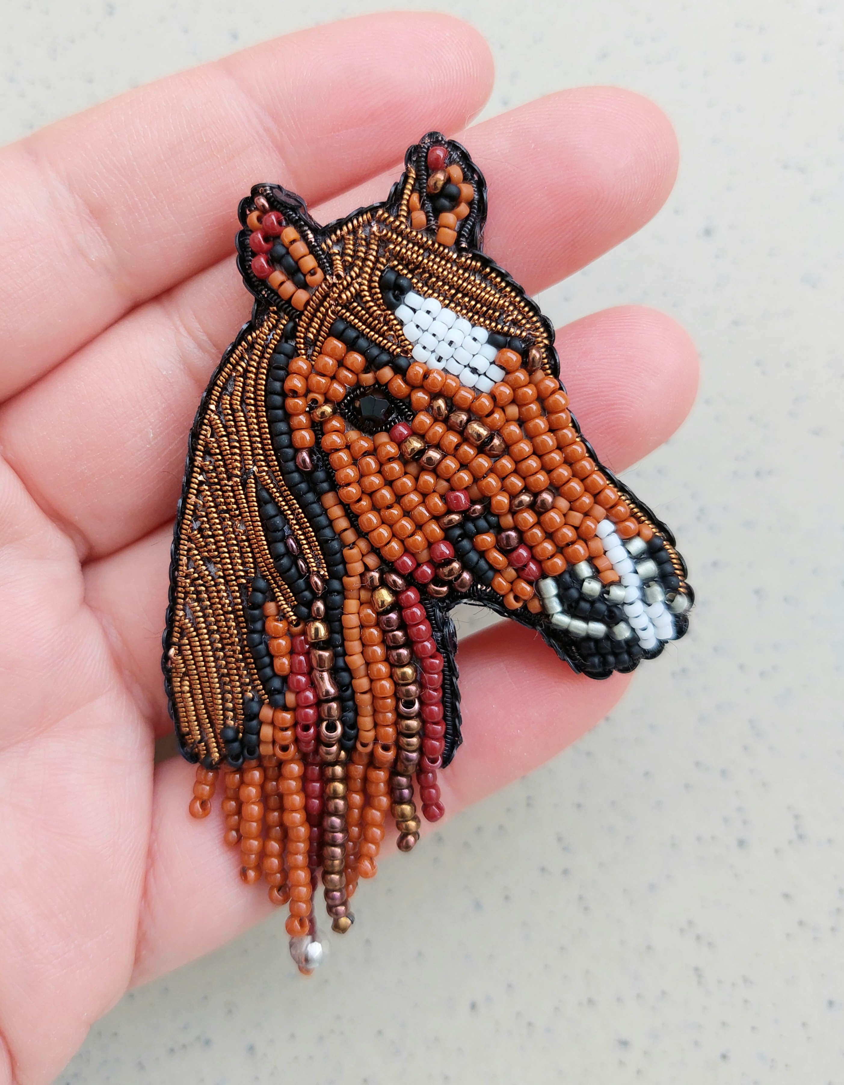 Handmade šitá korálková brošňa kôň