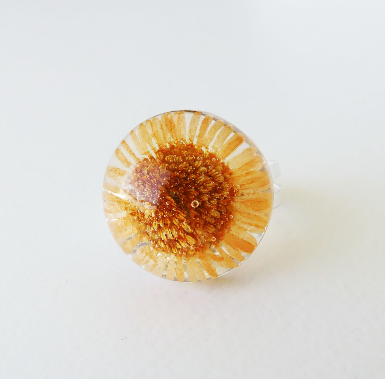 Handmade živicový polguľový prsteň - oranžový kvet 