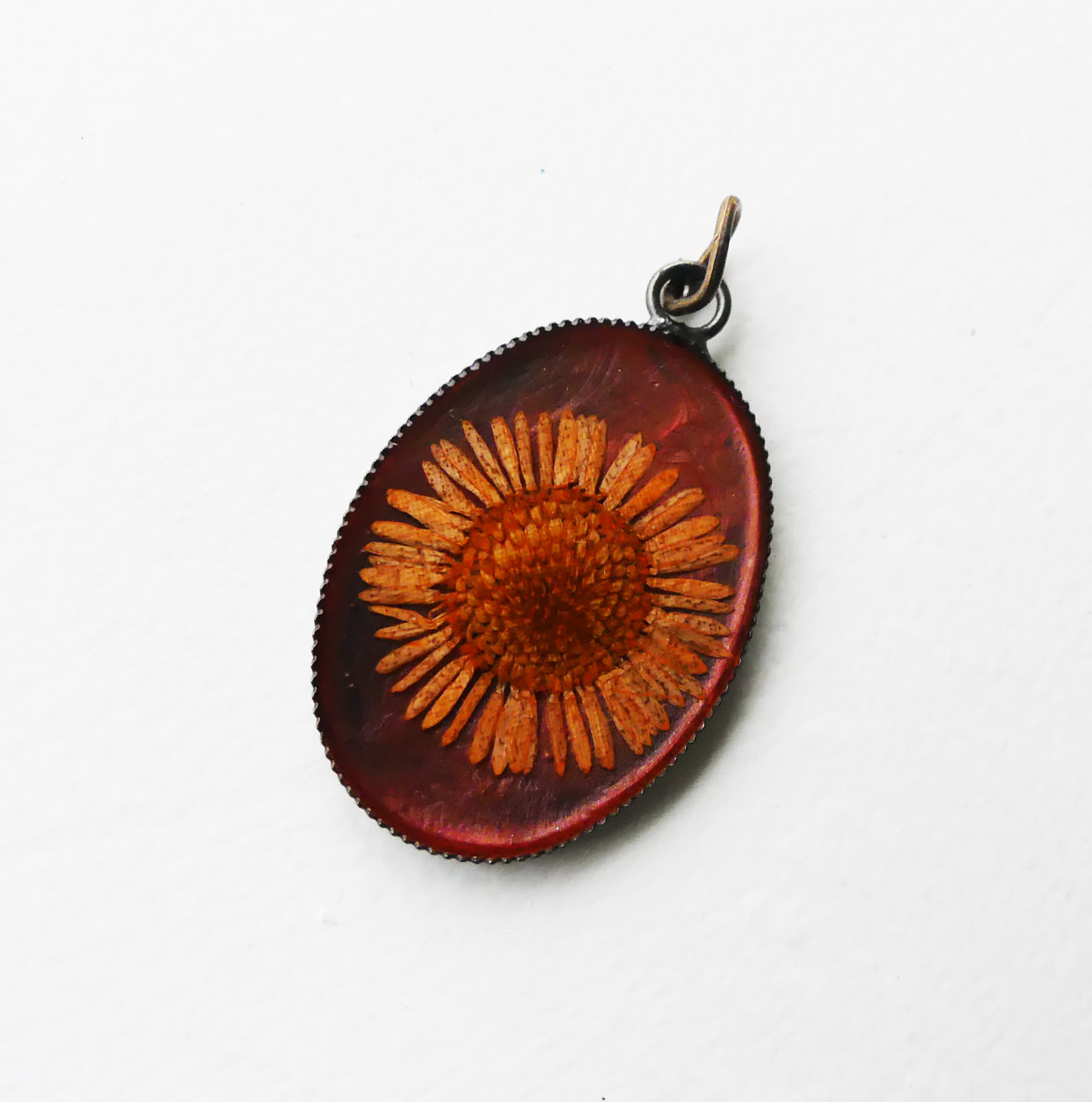 Oranžový kvet vo vintage lôžku - handmade živicový prívesok 