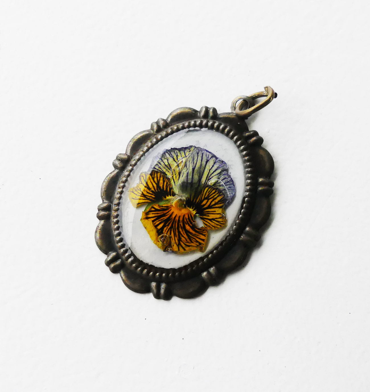 Kvet sirôtky vo vintage lôžku - handmade živicový prívesok 