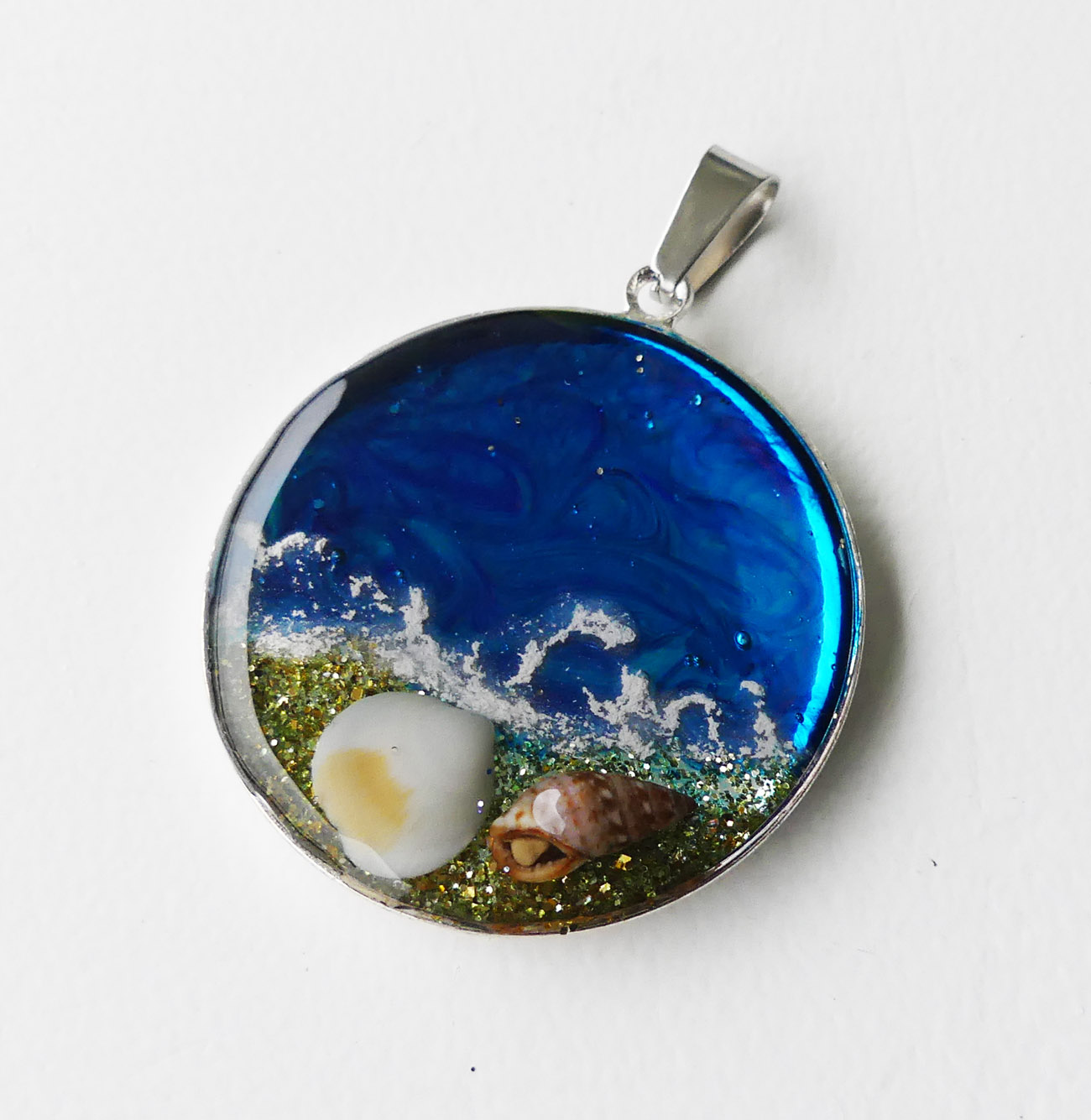 Morský prívesok s mušľami - handmade živicový prívesok 3