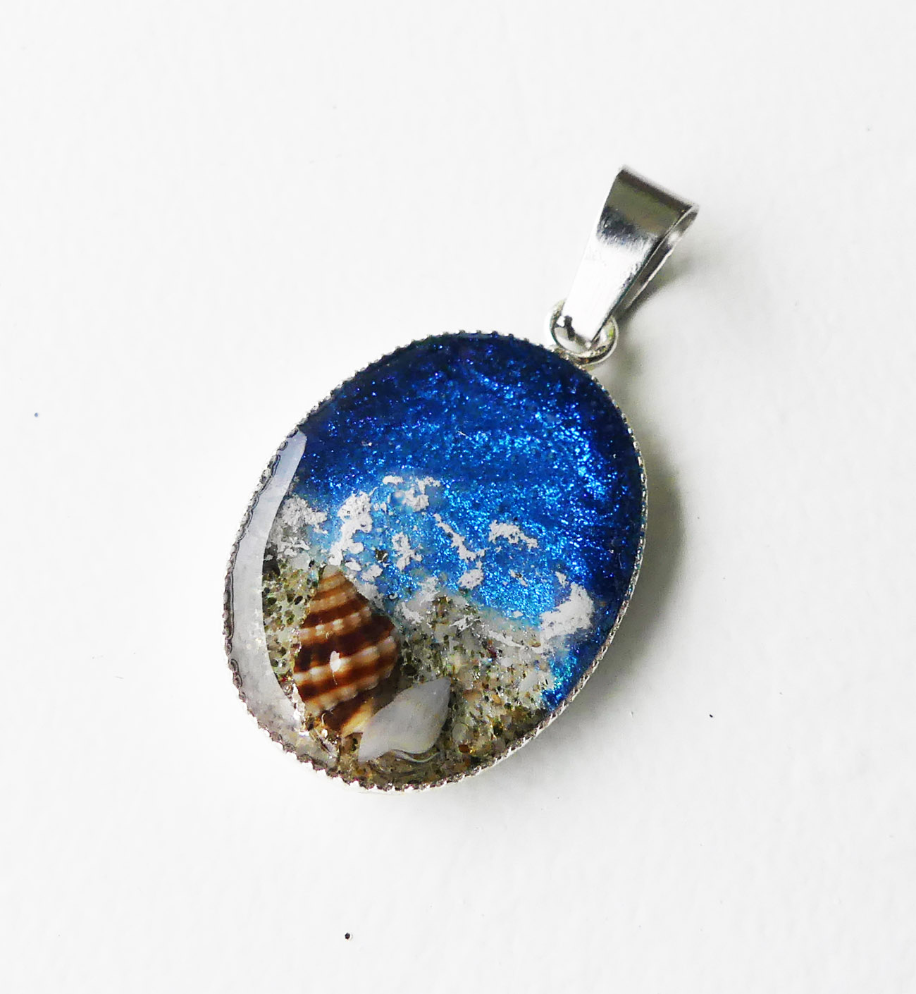 Morský prívesok s mušľami - handmade živicový prívesok 4