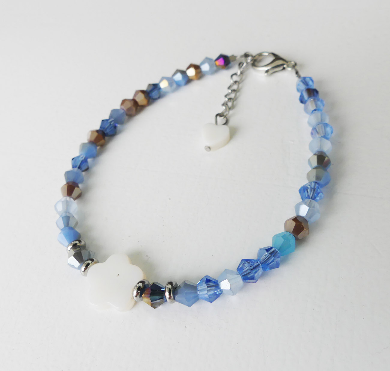 Handmade modrý  náramok s perleťovým kvetom - chirurgická oceľ