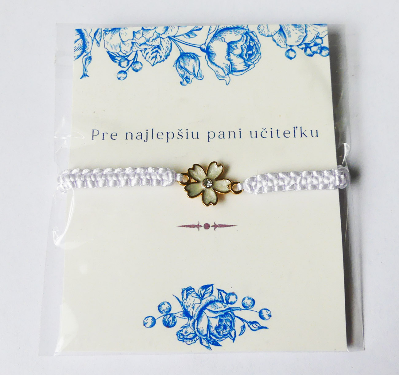 Biely makramé náramok s kvetom s venovaním pre pani učiteľku