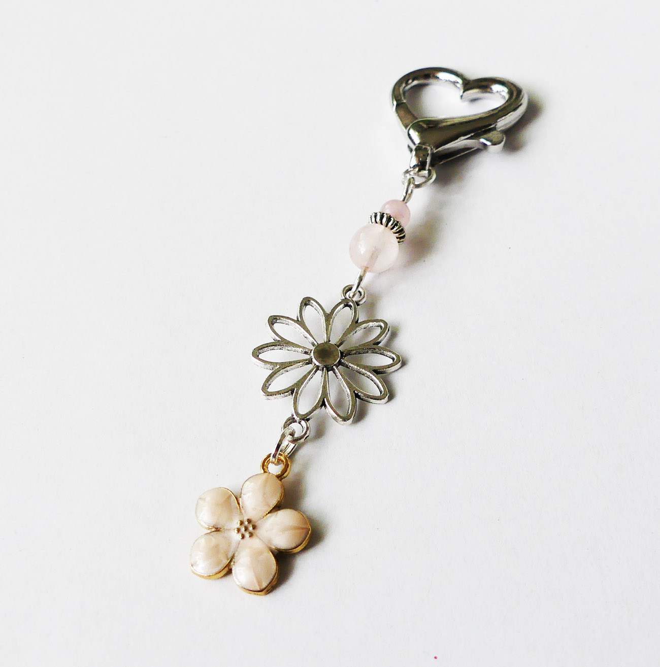 Handmade kľúčenka/prívesok s kvetom a liečivým kameňom ruženínom