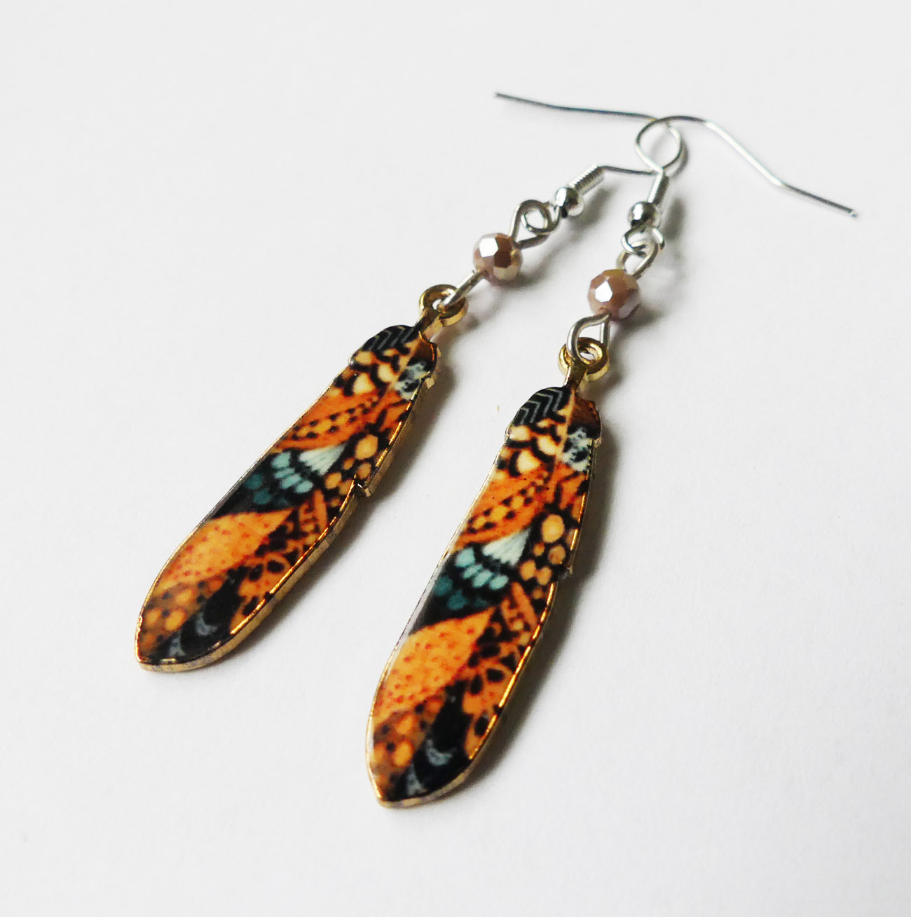 Handmade náušnice modro-oranžové pierka - chirurgická oceľ 