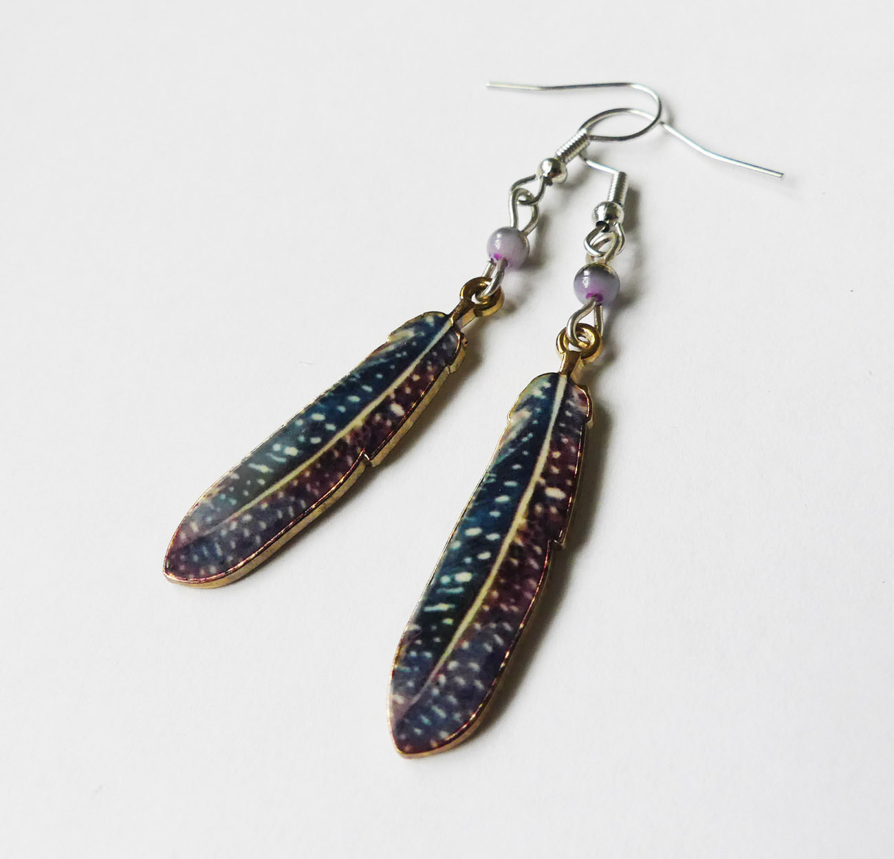Handmade náušnice fialové pierka - chirurgická oceľ 