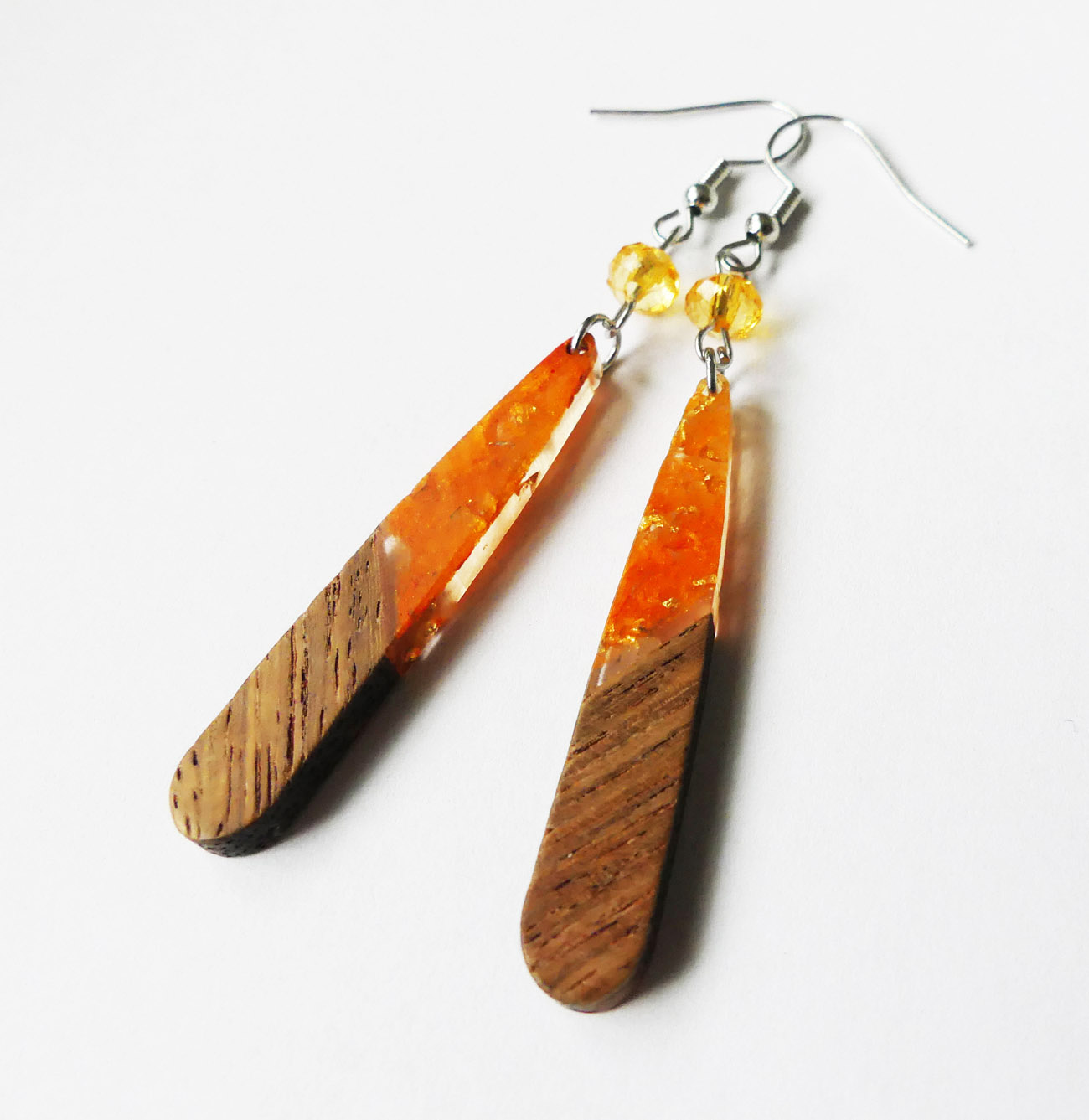 Handmade oranžové náušnice z dreva a živice - chirurgická oceľ  2