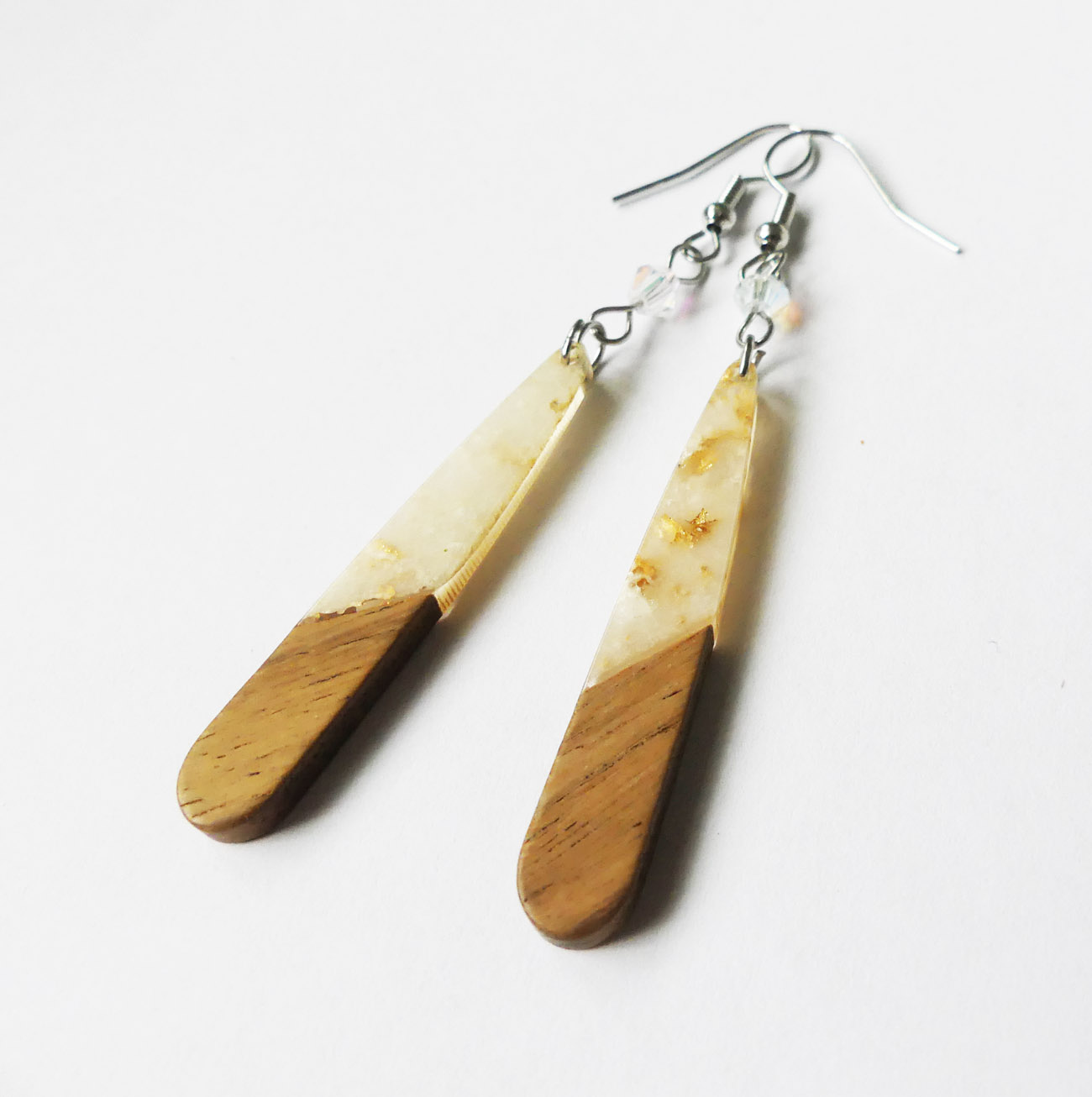 Handmade biele náušnice z dreva a živice - chirurgická oceľ