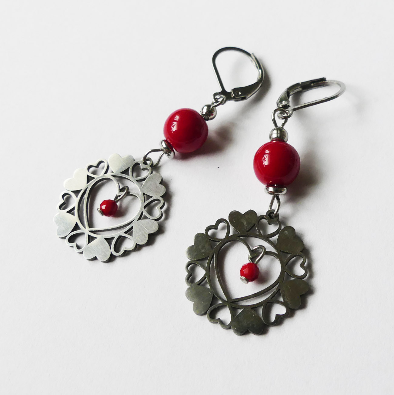 Handmade náušnice strieborné srdcia s liečivým kameňom koralom - chirurgická oceľ