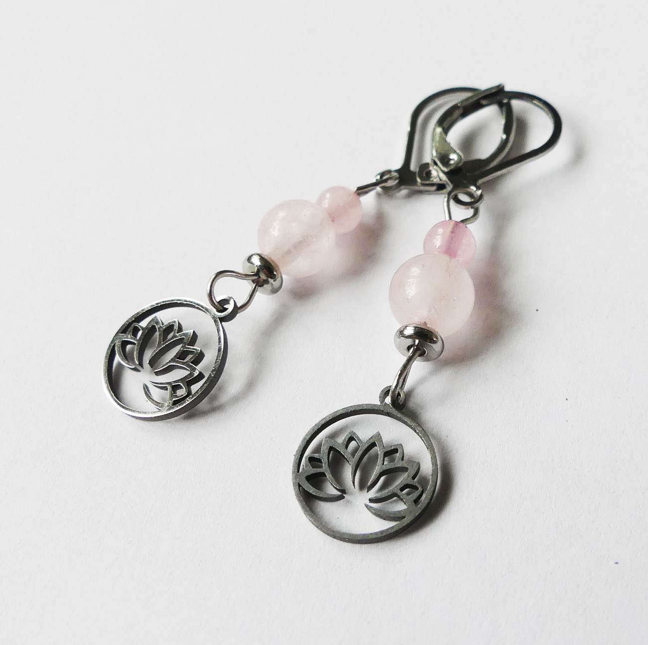 Handmade náušnice strieborné lotosové kvety s liečivým kameňom ruženínom - chirurgická oceľ