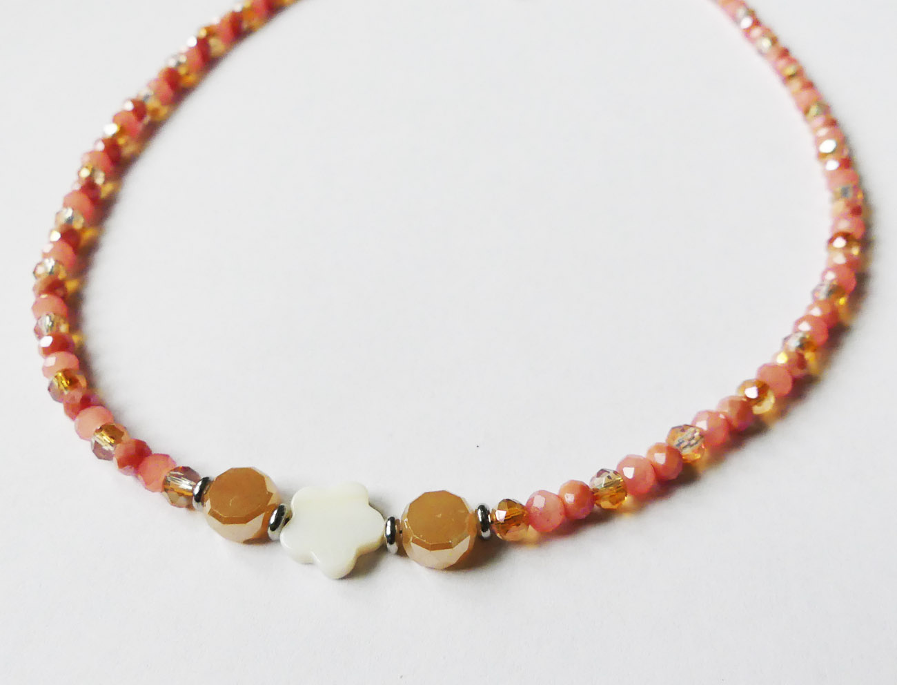 Handmade oranžový náhrdelník s perleťovým kvetom - chirurgická oceľ
