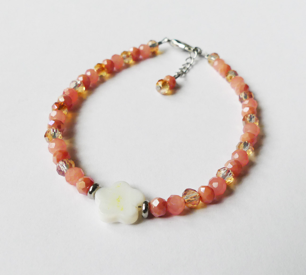 Handmade oranžový náramok s perleťou - chirurgická oceľ